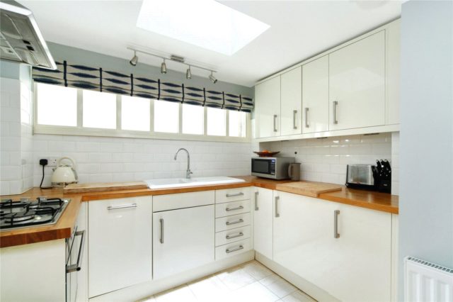  Image of 1 bedroom Ground Flat to rent in Trinity Close The Pavement London SW4 at Trinity Close  The Pavement, SW4 0JD